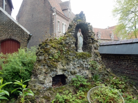 Mariagrot in de voorhof van het Convent Ter Engelen, foto Gevaert Louis, 2021