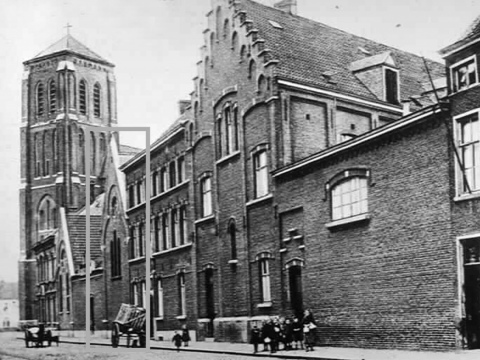Het gebouw in het kader is de kapel, foto verzamelijk Vanderstraeten Frederik