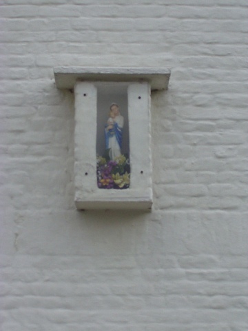 Mariakapelletje aan muur, foto Gevaert Louis, 2000