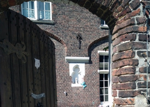 Mariabeeldje met Kind in kapelletje naast de deur, foto Louis Gevaert, 2021