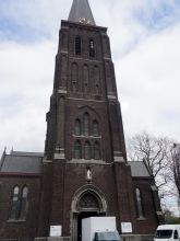 Boven de hoofdingang van de kerk bevindt zich een nis met een Heilig Hartbeeld.