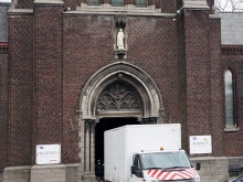 Boven de hoofdingang van de kerk bevindt zich een nis met een Heilig Hartbeeld.