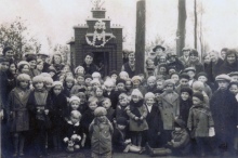 Inwijding kapel in 1934 in aanwezigheid van kinderen uit de Haenhoutschool, foto familiearchief Gansbeke