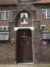 De poort van het huis aartsengel Gabriël, foto Vanderstraeten Frederik, 2021