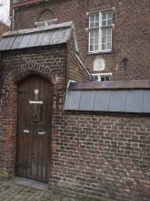 Beeldje in de gevel van het huis Onze-Lieve-Vrouw van Gaverland, foto Vanderstraeten Frederik, 2021 