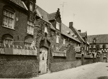 Helemaal rechts in de poort met een beeld erboven, foto Beeldarchief DSMG