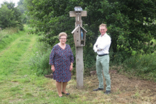 Nick Raman en moeder aan het kapelletje, foto Nicole Lehouck, 2020