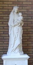 Maria met kind in de Walbosstraat, foto Louis Gevaert, 2021