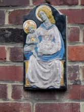 Maria en Kind, ceramiek vlakbeeld op een zijgevel, foto Gevaert Louis, 2021