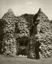 Aquariumgrot in 1870, foto uit 'Oostakker het Vlaamse Lourdes', 1949