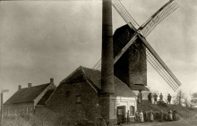 Familie Sorgeloose  en het personeel op een foto van 1918, vooraan is de grote schouw voor de Stoommachine, familiearchief Sorgeloose