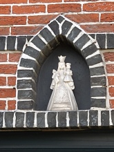 Mariabeeldje in gemetseld kapelletje boven een huisdeur in de Nieuwstraat