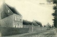 De gevel van het klooster heeft 2 kapelletjes waarvan we niets weten, foto van voor 1907