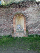 Kapelnis in de oude kloostermuur, foto Gevaert Louis, 2021