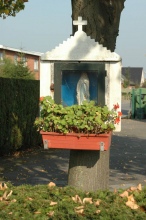 De kapel laag aan een lindeboom