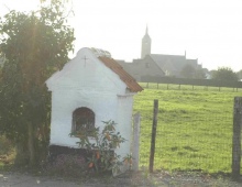 Kapelletje met in de verte de kerk van Hijfte