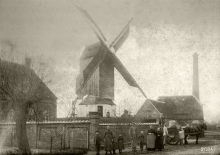 Voor de muur in het midden Karel Sorgeloose met zoon Aloïs en zijn echtgenote Marie-Christine Rottier en dochter Gilma, foto 1899, familiearchief Sorgeloose