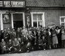Rechts achter de groep mensen zie je een deel van de Mariakapel in de gevel van café Traansport