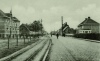 straat met links de bedding met het tramspoor die aangelegd werd in 1888.